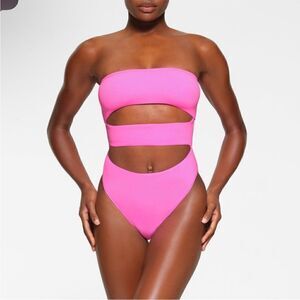NWT SKIMS STRAPLESS CUTOUT MONOKINI IN TAFFY SIZE M